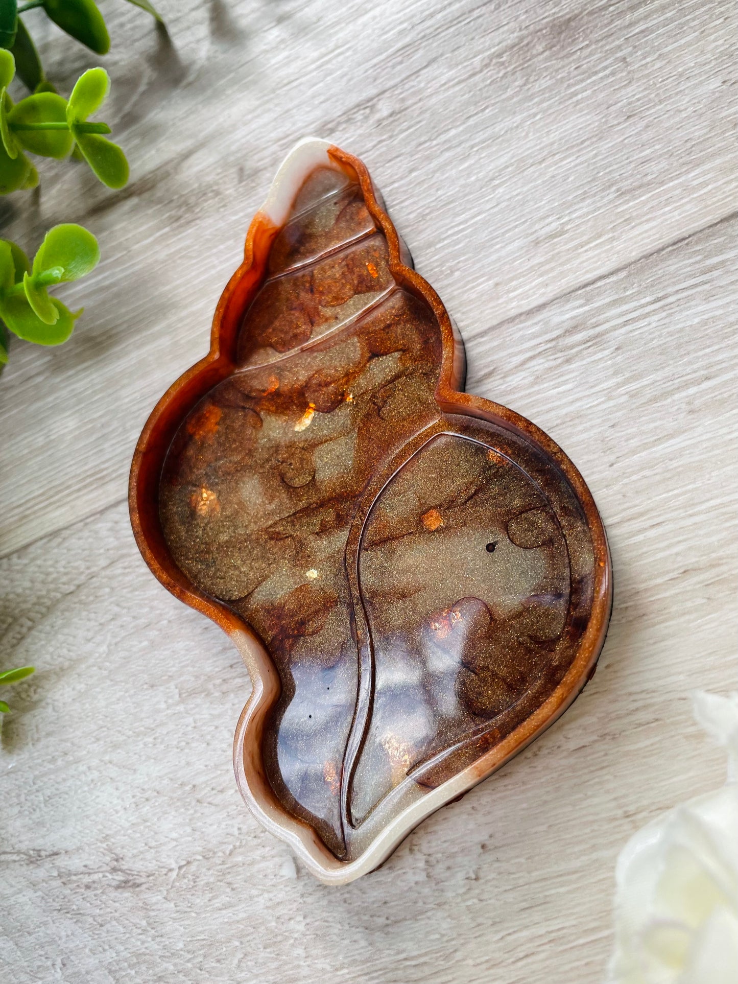 Gorgeous amber, brown & gold mini shell dish 🐚🐚  This dish also has some cream tones with gold leaf flake detailing!  Great compact size, approx 12cm x 7.5cm  x4 Rubber feet included in package as an optional addon