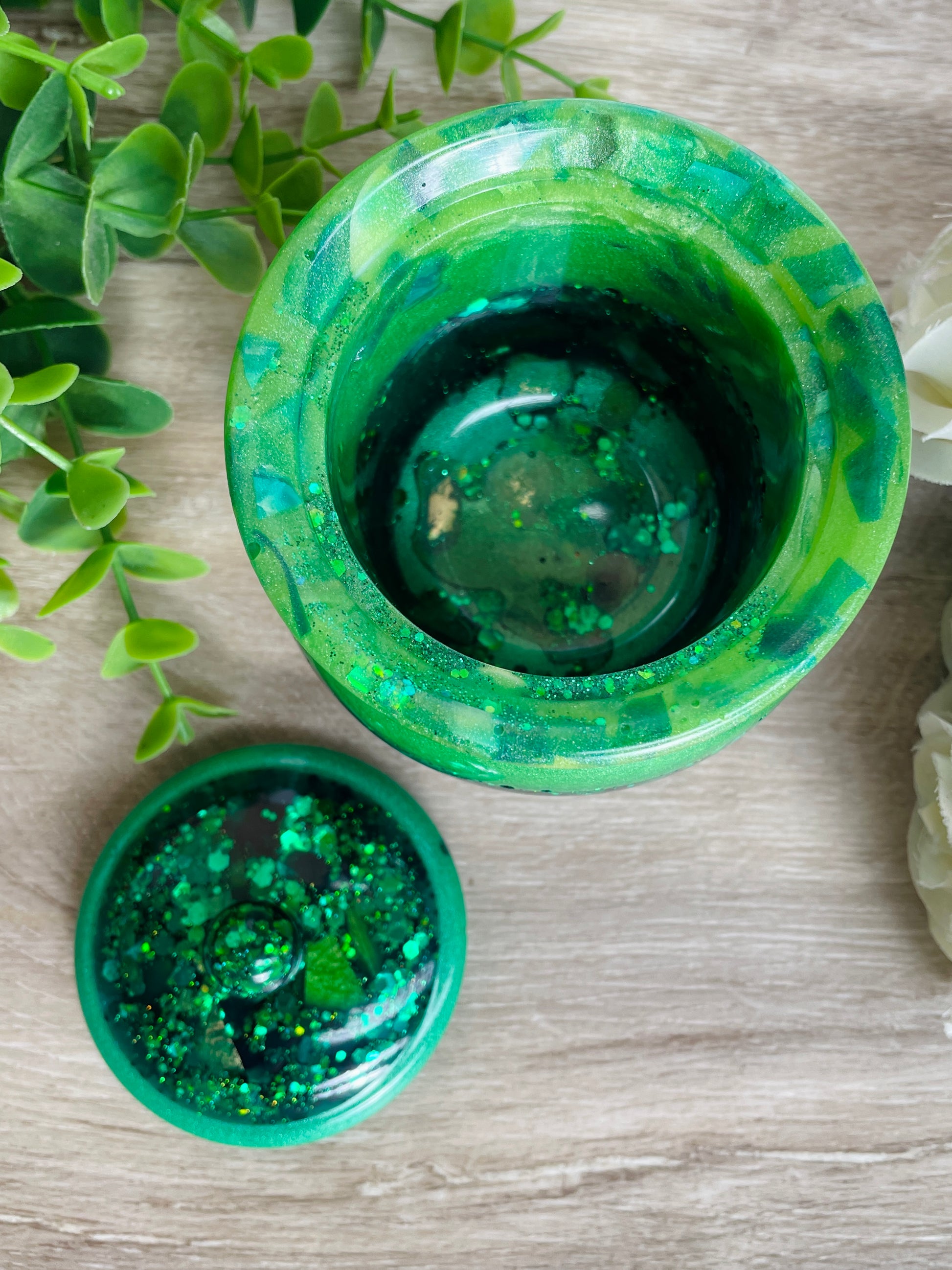 Cauldron jar / pot  Perfect for storing your necklaces, rings, paperclips, hairclips - whatever!  Layers of gorgeous greens 💚💚  Approx 8.5 x 8.5 cm   x4 Rubber feet on bottom&nbsp;  Also can be used for messy / sensory / potion play etc