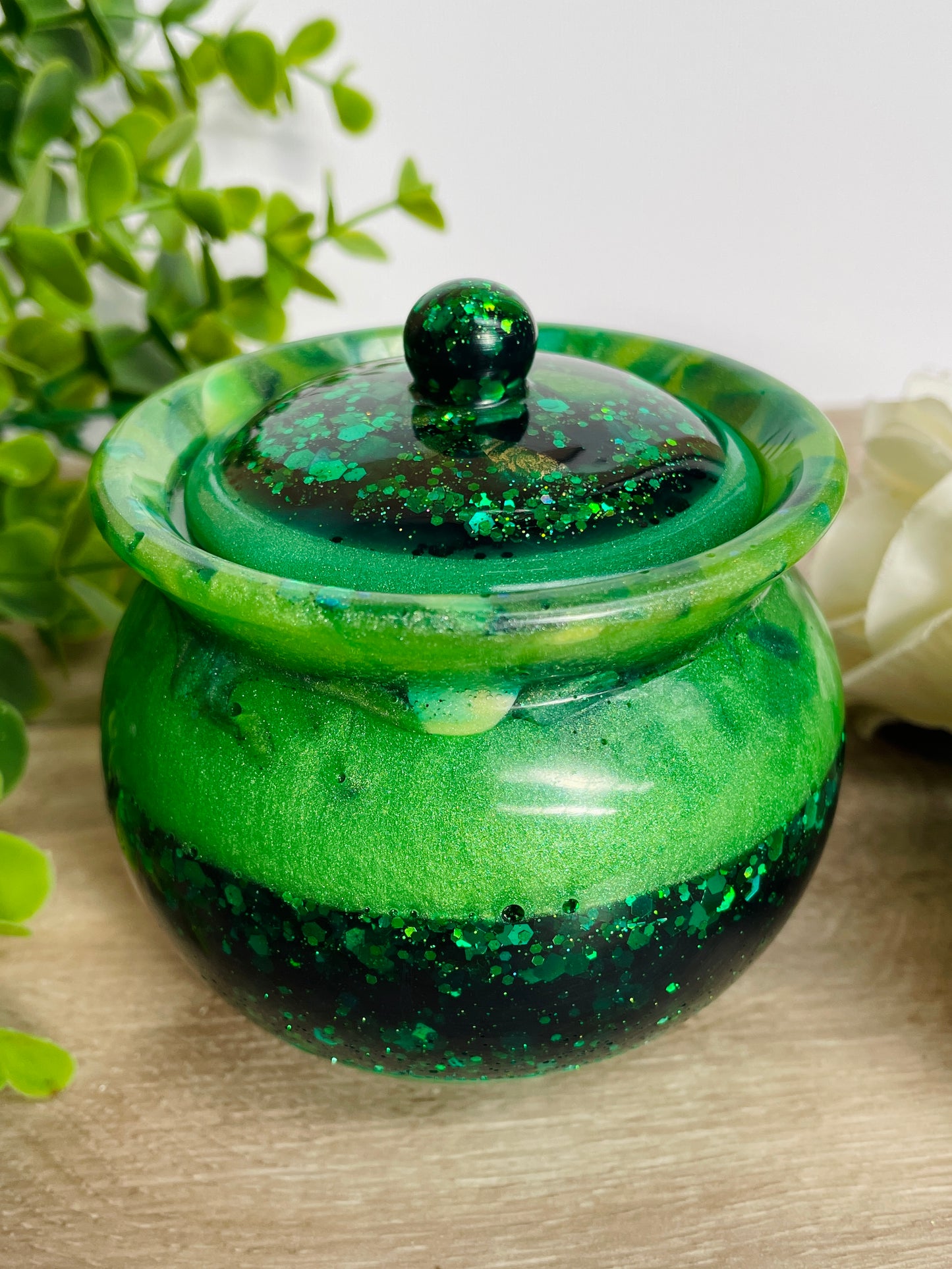 Cauldron jar / pot  Perfect for storing your necklaces, rings, paperclips, hairclips - whatever!  Layers of gorgeous greens 💚💚  Approx 8.5 x 8.5 cm   x4 Rubber feet on bottom&nbsp;  Also can be used for messy / sensory / potion play etc