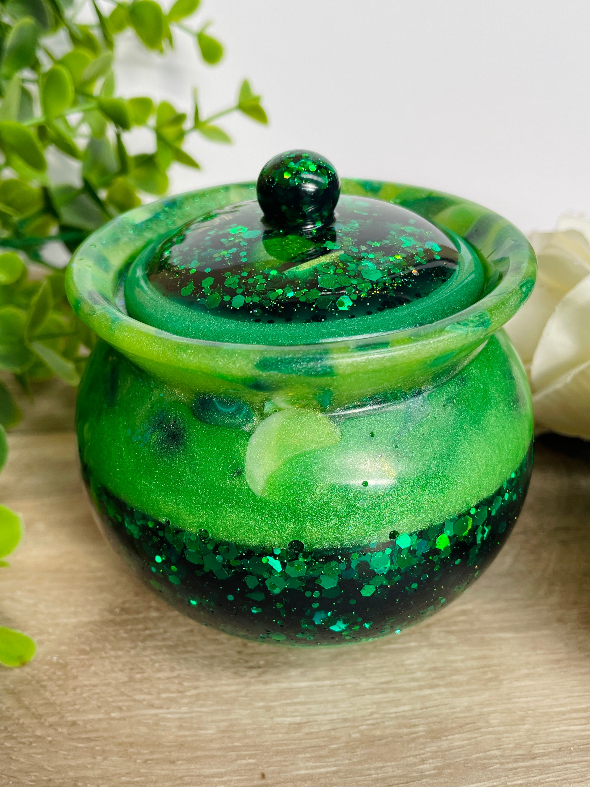 Cauldron jar / pot  Perfect for storing your necklaces, rings, paperclips, hairclips - whatever!  Layers of gorgeous greens 💚💚  Approx 8.5 x 8.5 cm   x4 Rubber feet on bottom&nbsp;  Also can be used for messy / sensory / potion play etc