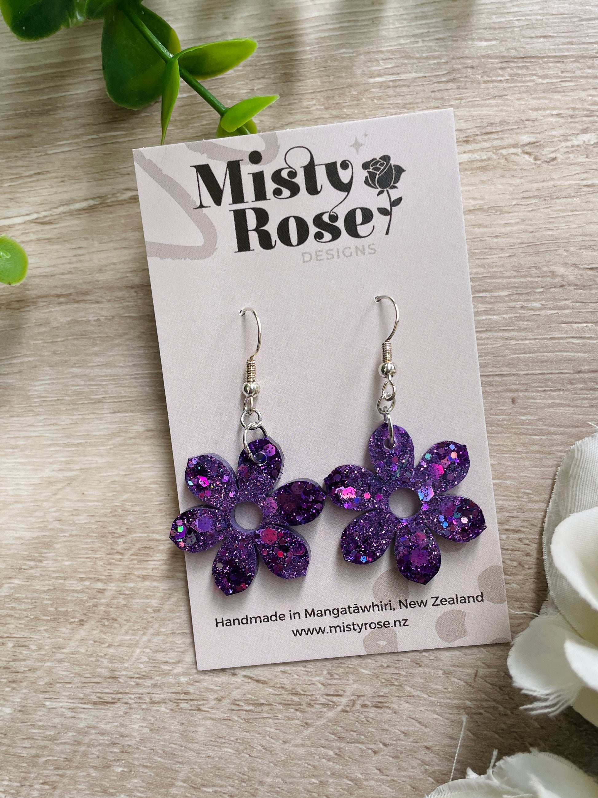 These stunning earrings with pointed petals remind me of Jasmine flowers🌼&nbsp;  Gorgeous mix of purple glitters 💜💜  Approx 2.5cm x 2.5cm