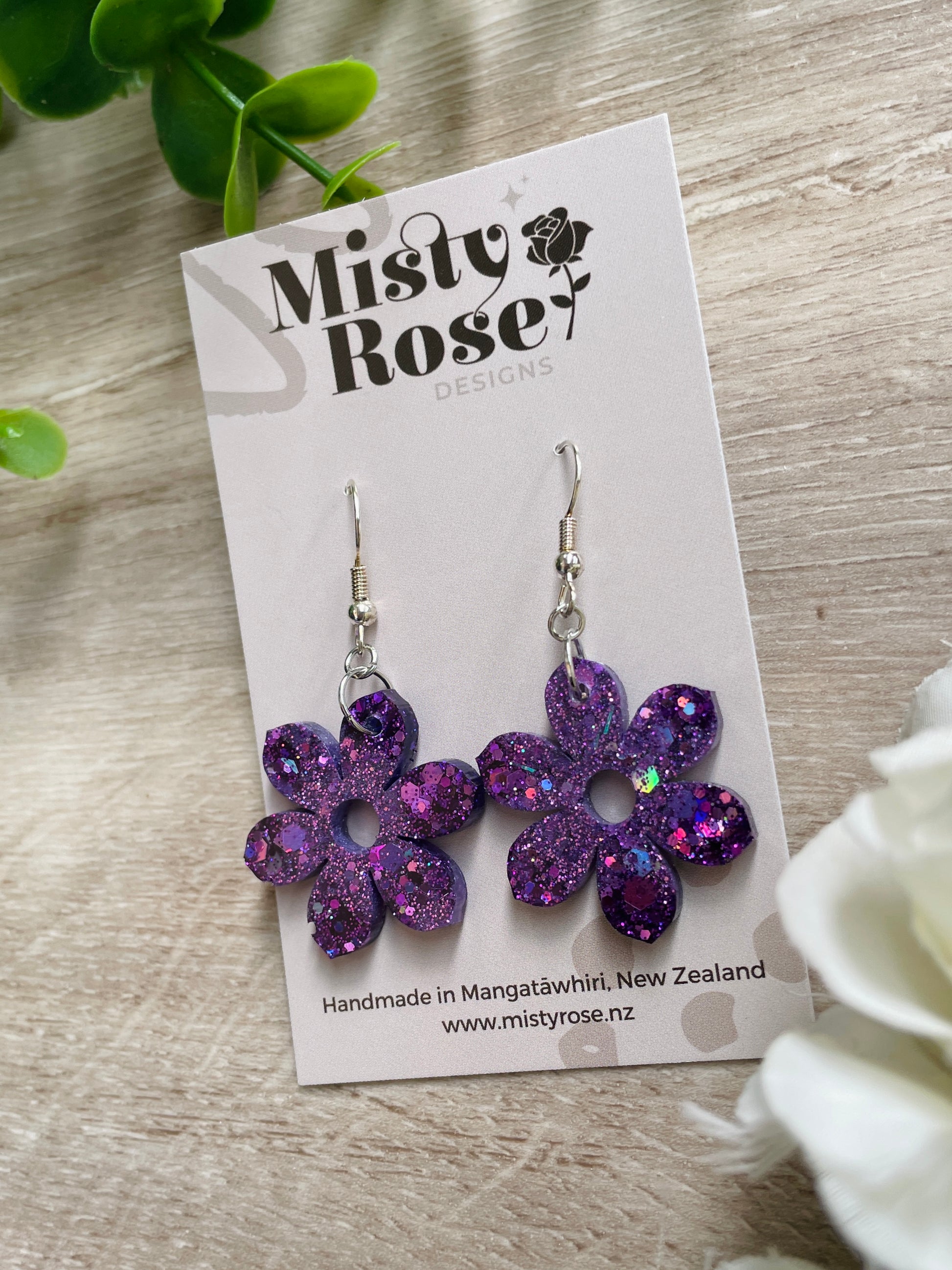 These stunning earrings with pointed petals remind me of Jasmine flowers🌼&nbsp;  Gorgeous mix of purple glitters 💜💜  Approx 2.5cm x 2.5cm