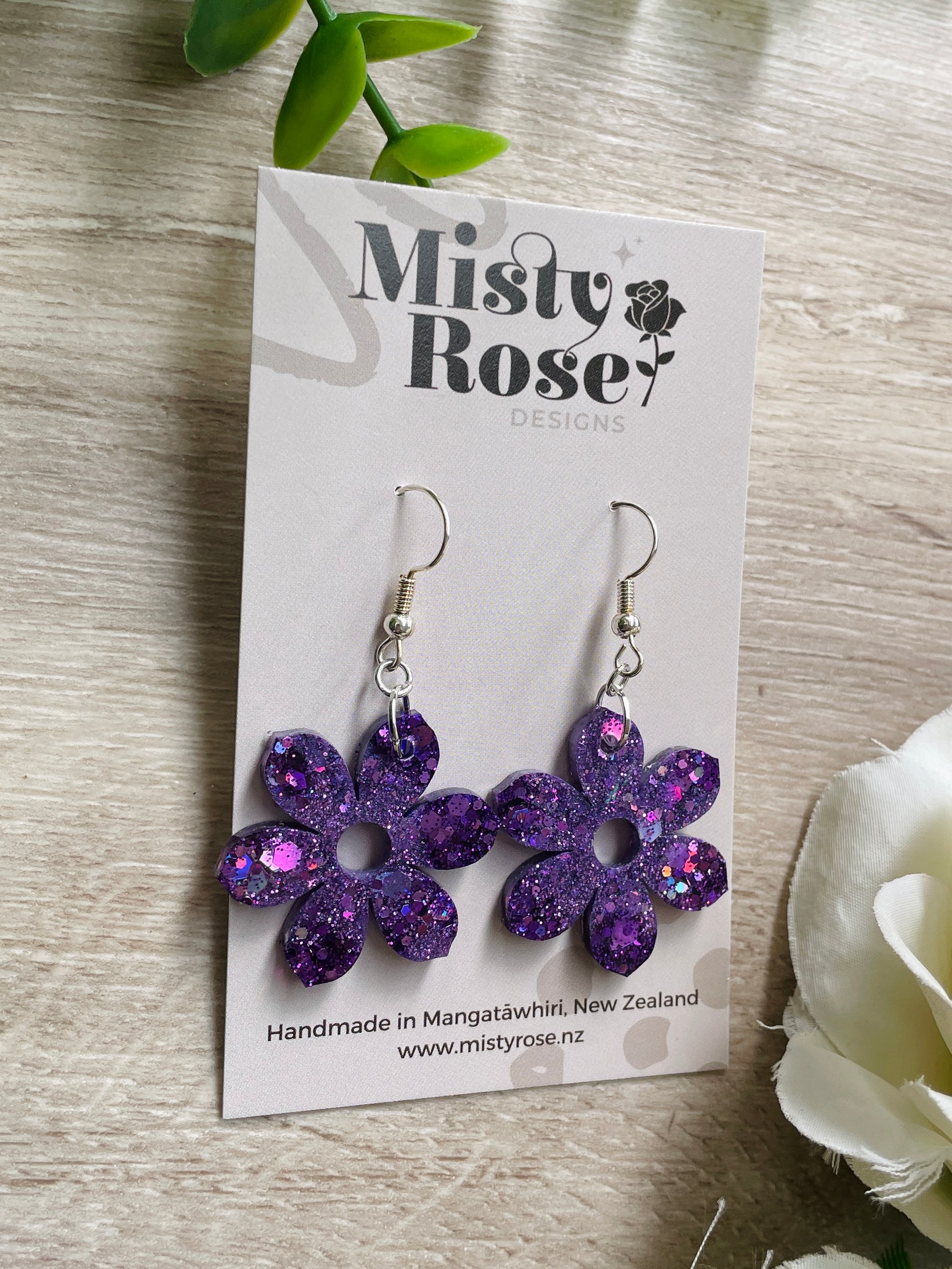 These stunning earrings with pointed petals remind me of Jasmine flowers🌼&nbsp;  Gorgeous mix of purple glitters 💜💜  Approx 2.5cm x 2.5cm