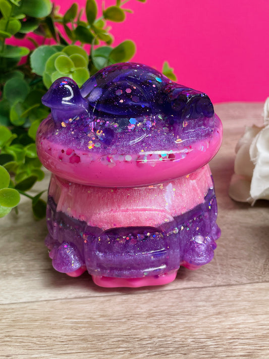 Whimsical mushroom storage jar or fairy house 🧚🏽‍♂️🧚🏽‍♀️

Gorgeous layers of pink &amp; purple with glitters throughout 💕✨

Approx 8 x 9 cm

x4 Rubber feet on bottom&nbsp;

Perfect for storing your jewellery, paperclips, hairclips - whatever! Also can be used for messy / sensory / potion play etc