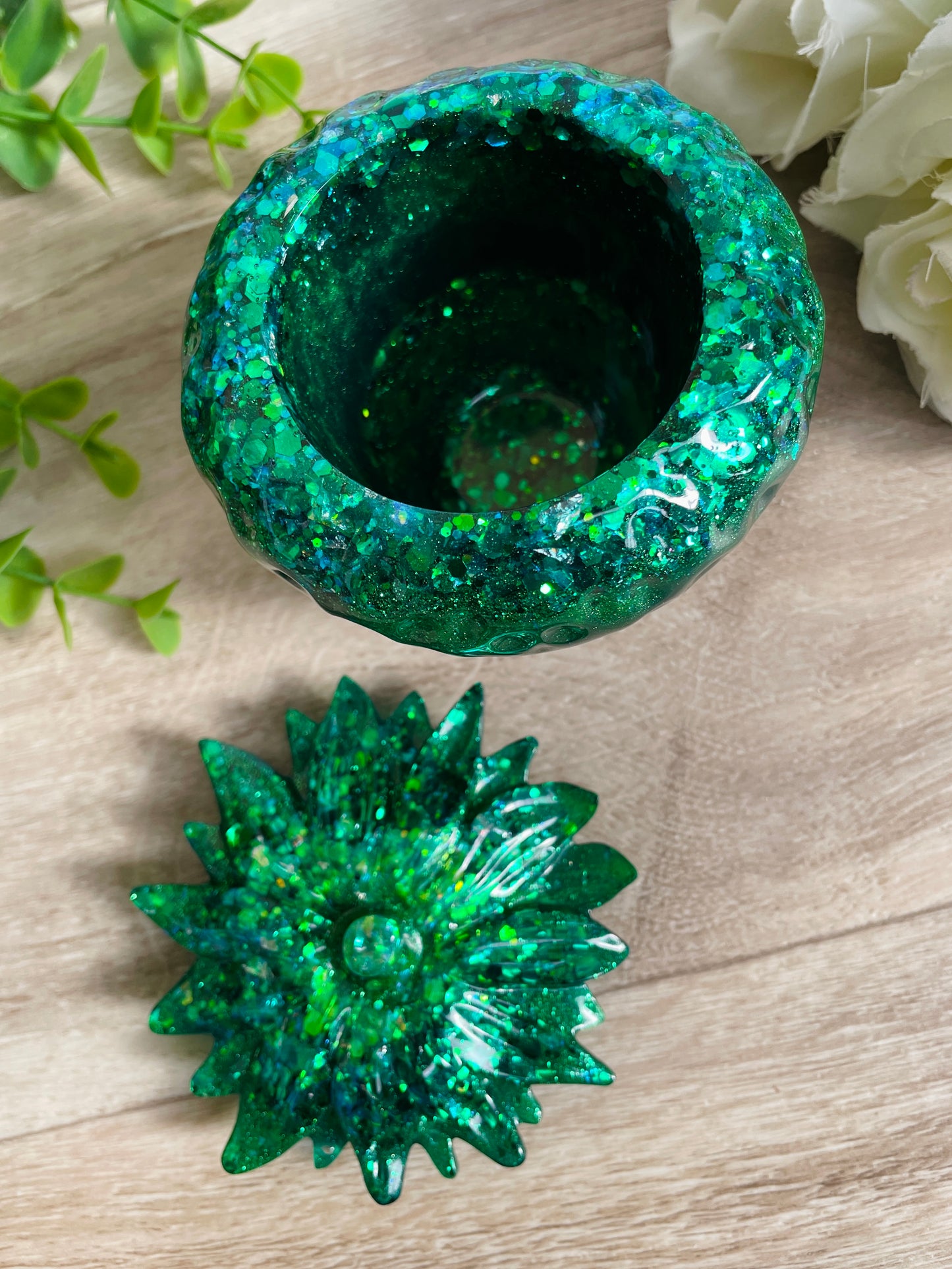 Super cute strawberry shaped pot / jar  Lots of green glittery layers in this piece!  Approx 9 x 8.5 cm   x4 Rubber feet on bottom&nbsp;  Perfect for storing your necklaces, rings, paperclips, hairclips - whatever!  Also can be used for messy / sensory / potion play etc