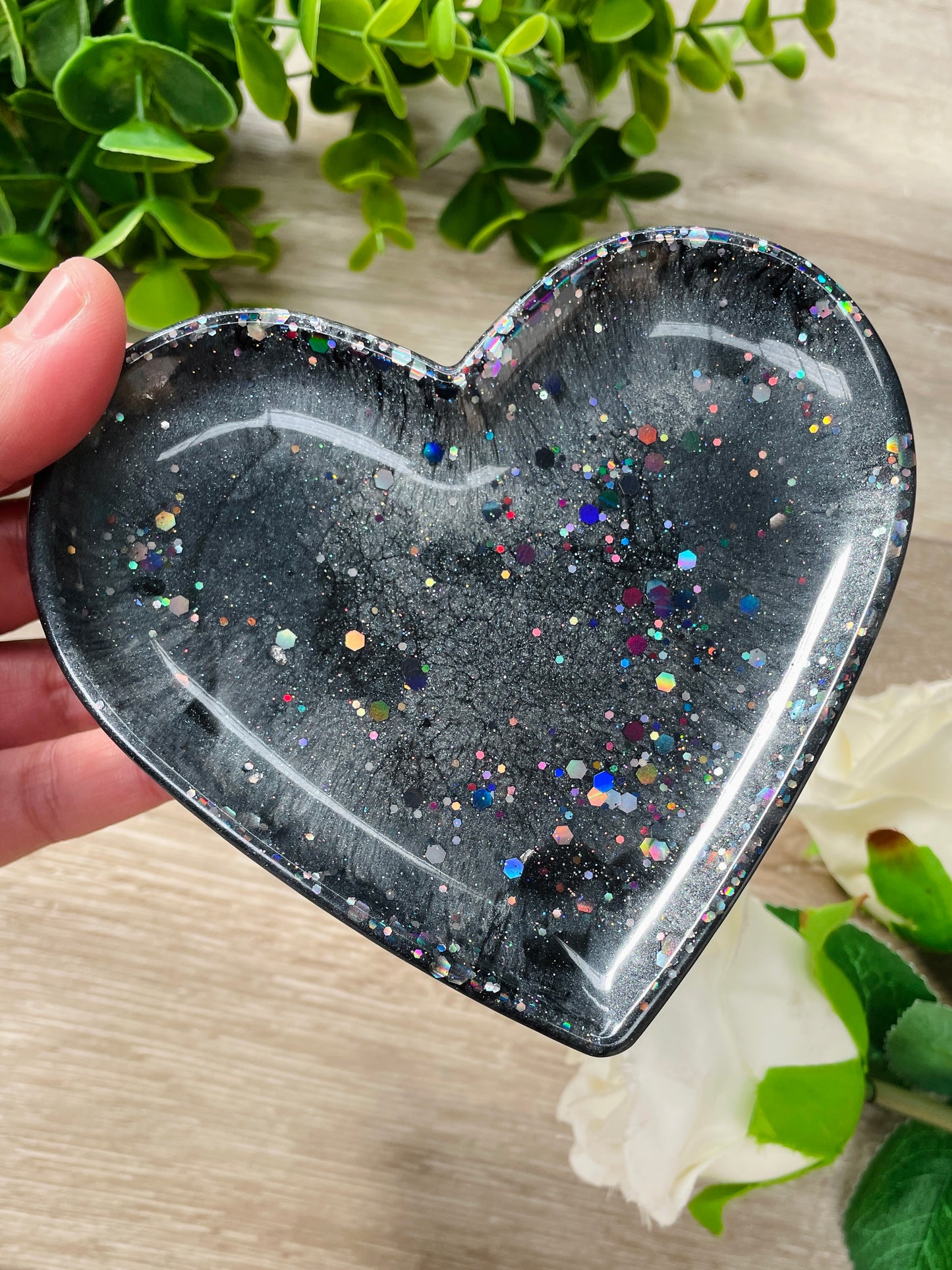 Heart trinket tray&nbsp;   Gorgeous black and grey tones with fabulous sparkle throughout 🖤🖤  Approx size&nbsp;120mm x 110mm (12cm x 11cm)  Rubber feet on bottom