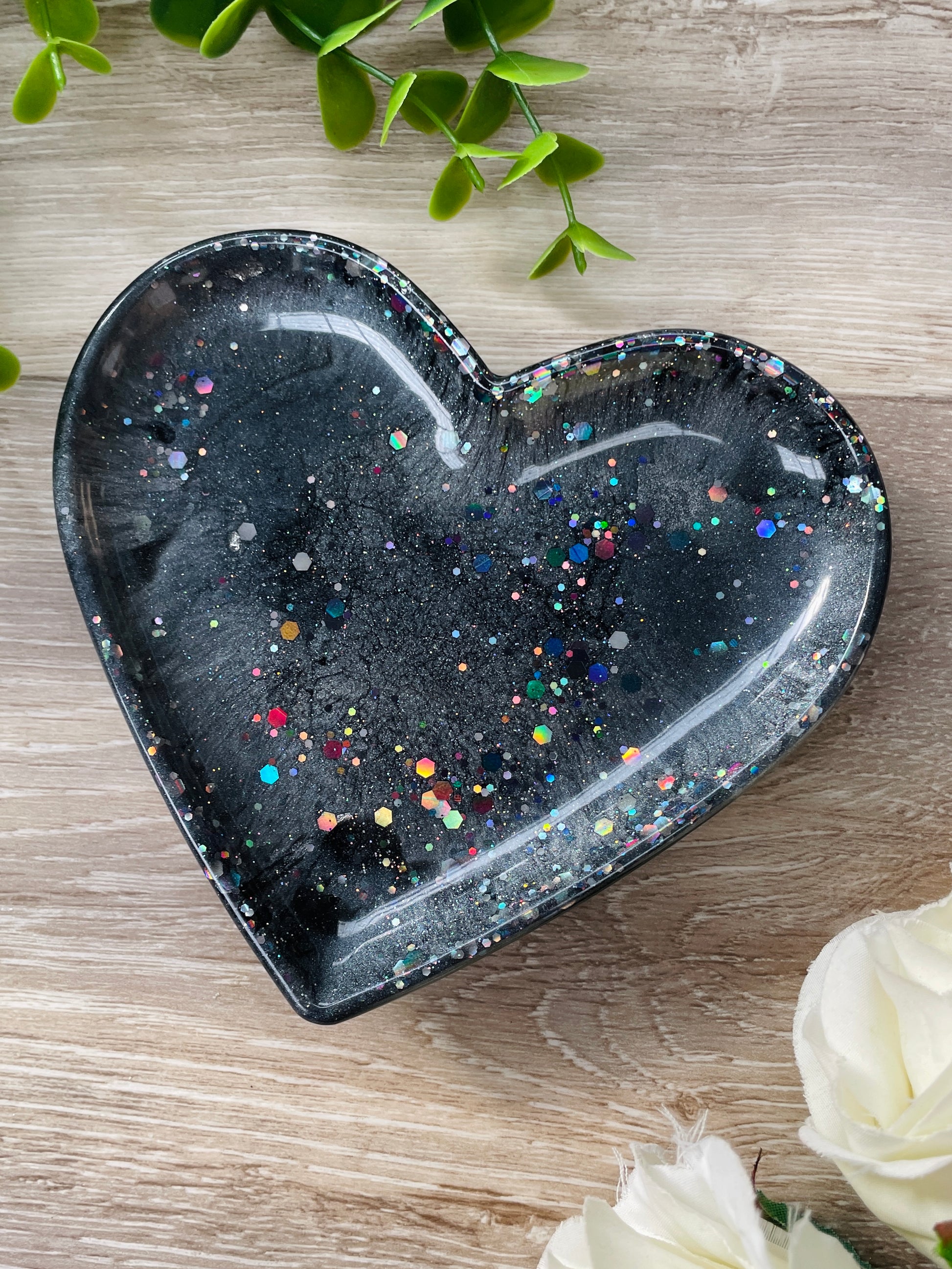 Heart trinket tray&nbsp;   Gorgeous black and grey tones with fabulous sparkle throughout 🖤🖤  Approx size&nbsp;120mm x 110mm (12cm x 11cm)  Rubber feet on bottom