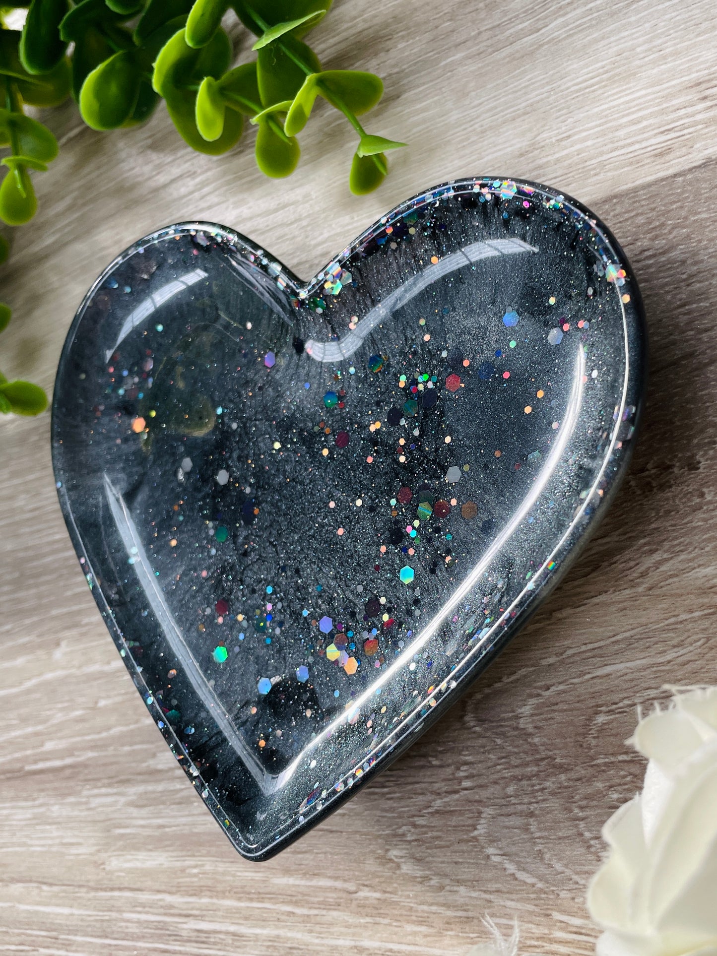 Heart trinket tray&nbsp;   Gorgeous black and grey tones with fabulous sparkle throughout 🖤🖤  Approx size&nbsp;120mm x 110mm (12cm x 11cm)  Rubber feet on bottom