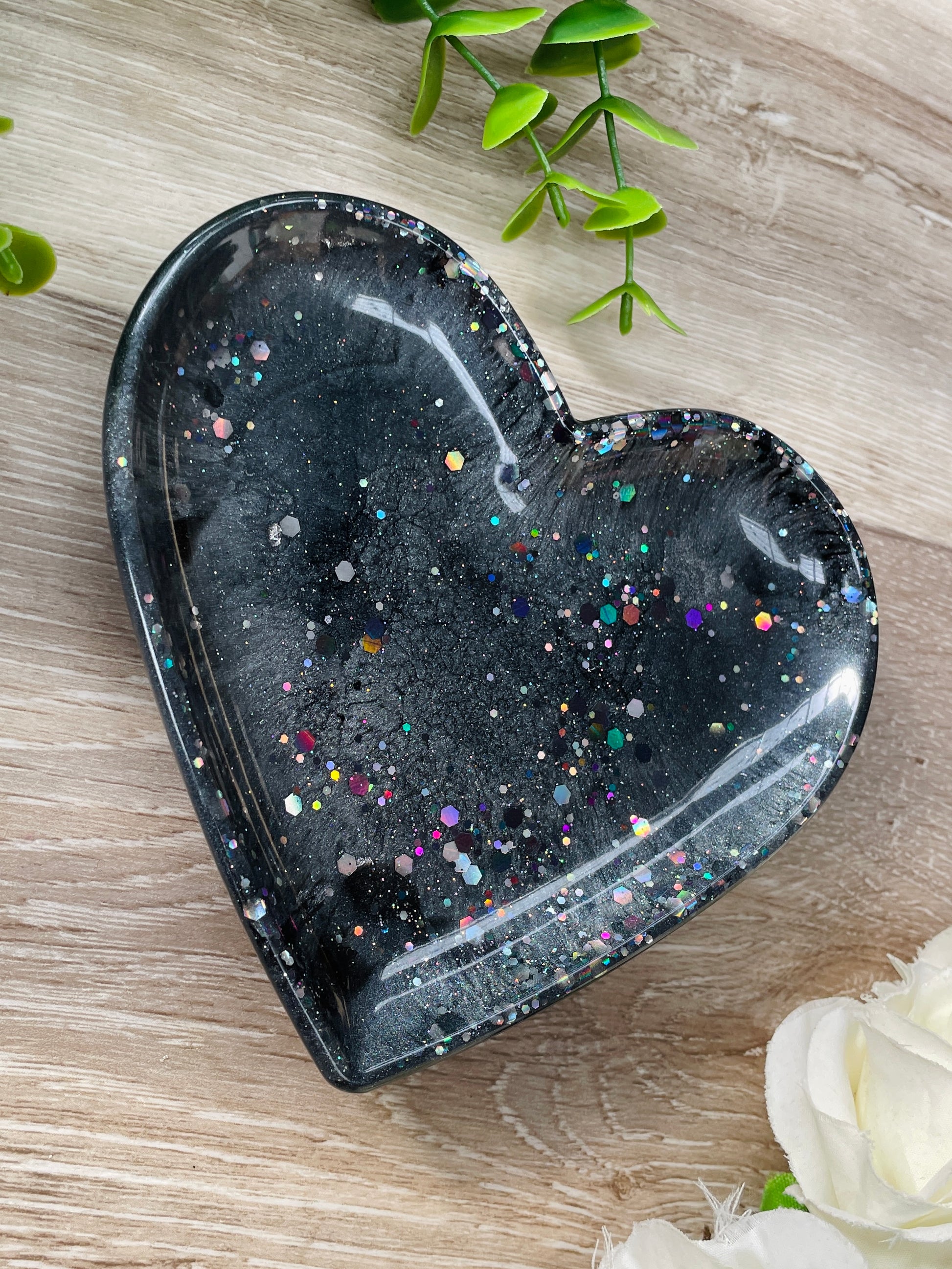 Heart trinket tray&nbsp;   Gorgeous black and grey tones with fabulous sparkle throughout 🖤🖤  Approx size&nbsp;120mm x 110mm (12cm x 11cm)  Rubber feet on bottom