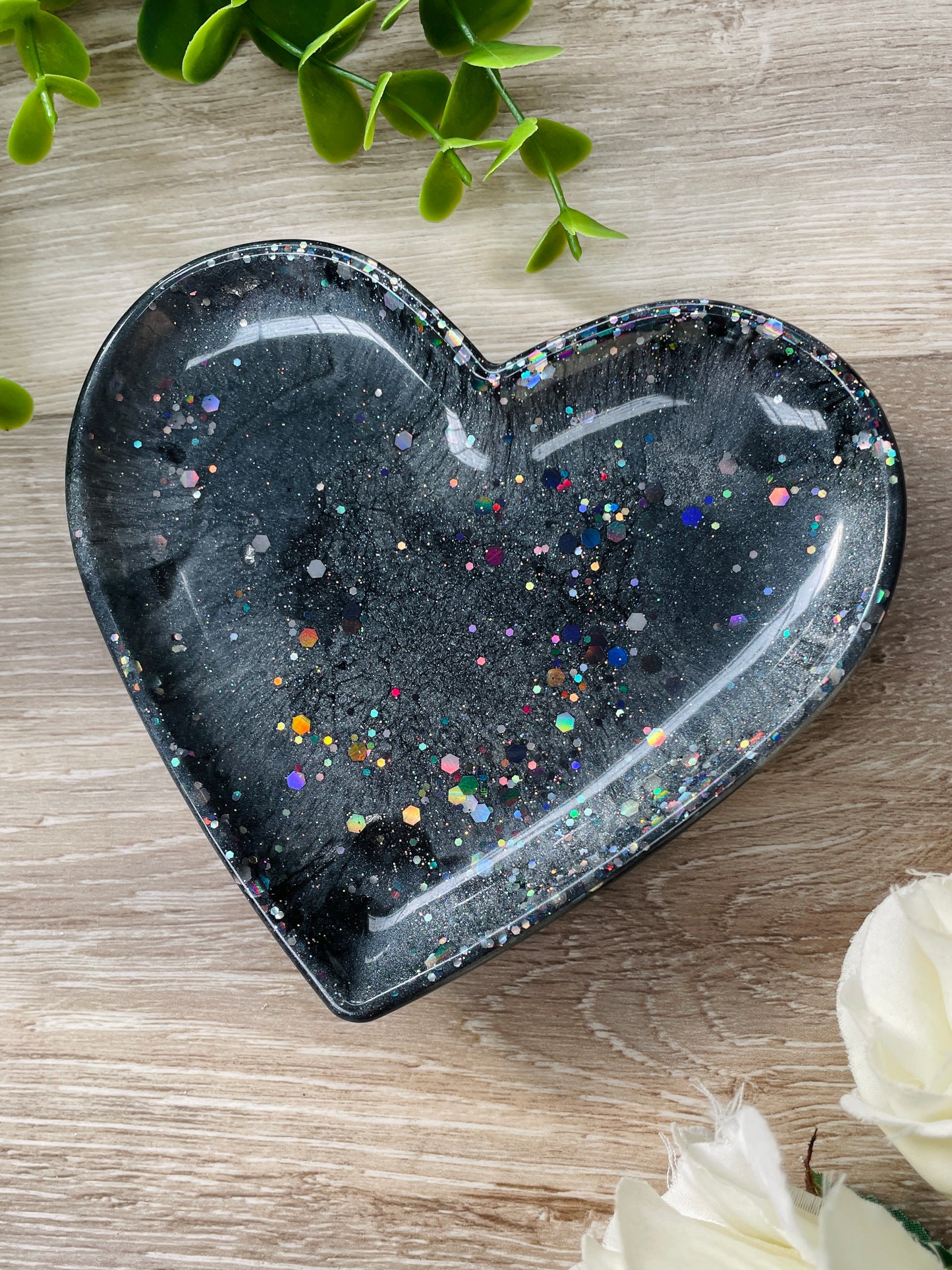 Heart trinket tray&nbsp;   Gorgeous black and grey tones with fabulous sparkle throughout 🖤🖤  Approx size&nbsp;120mm x 110mm (12cm x 11cm)  Rubber feet on bottom