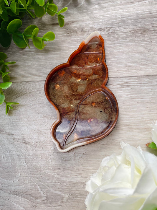 Gorgeous amber, brown & gold mini shell dish 🐚🐚  This dish also has some cream tones with gold leaf flake detailing!  Great compact size, approx 12cm x 7.5cm  x4 Rubber feet included in package as an optional addon