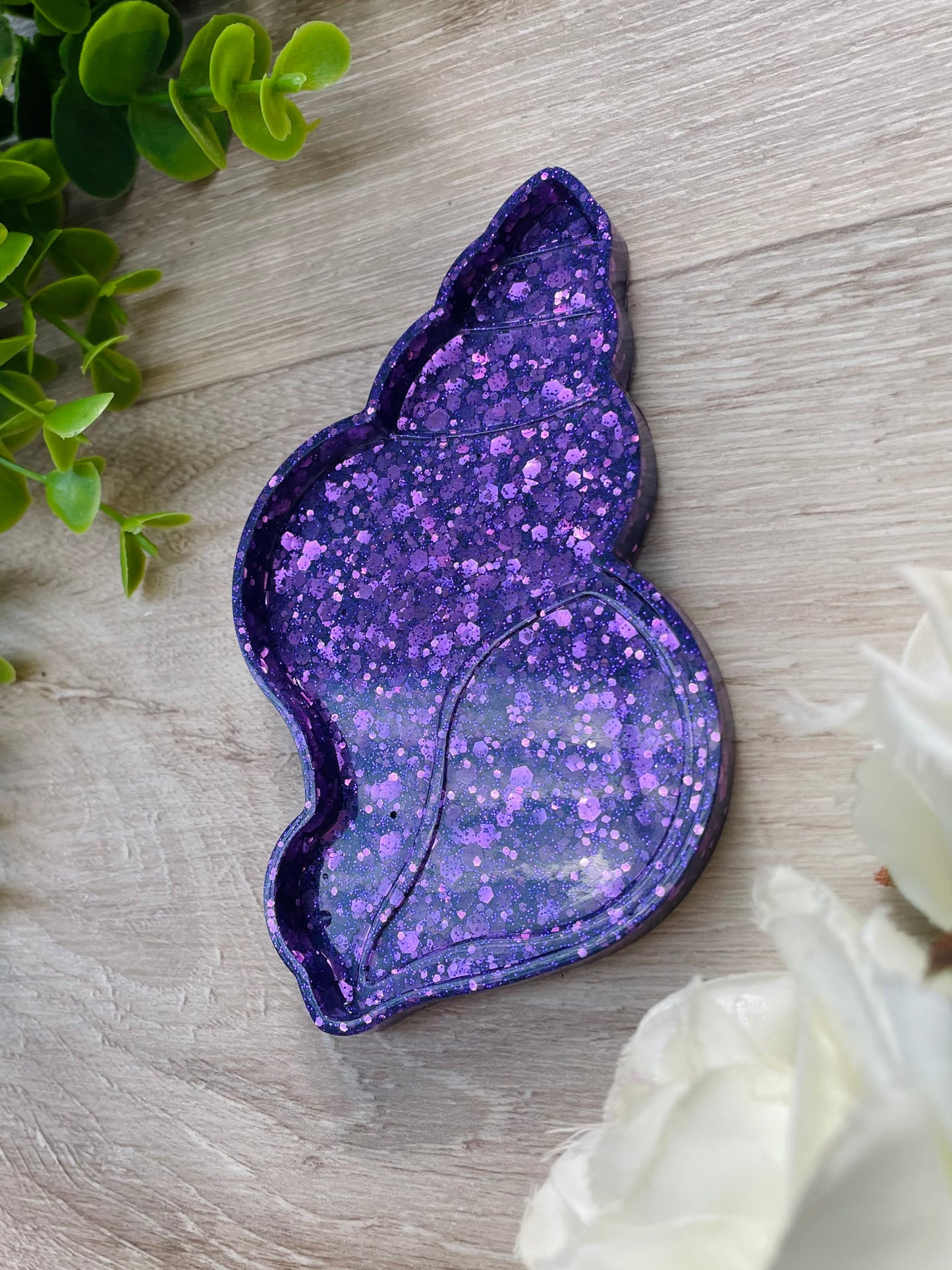 Gorgeous royal purple glittery mini shell dish 🐚🐚  Great compact size, approx 12cm x 7.5cm  x4 Rubber feet included in package as an optional addon