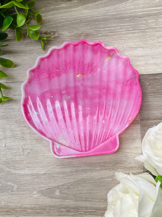 Clam Shell dish 🐚🐚 Pink, white and gold leaf flake clam shell dish.  Great for use as a trinket tray on your bedside table or as a wee catch all tray for your smaller bits & bobs 💕✨  Approx 12cm x 12cm